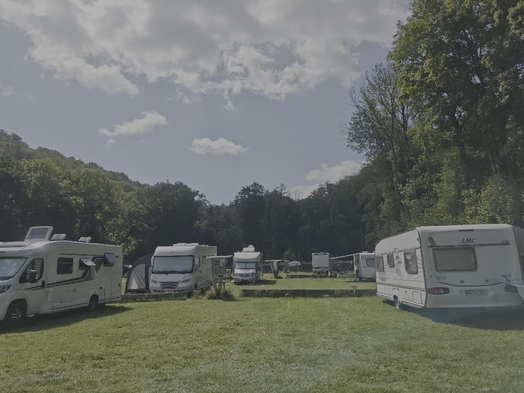 Überblick über den Campingplatz mit Stellplätzen und Grünflächen